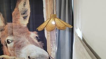 Een kamer met een houten wand en een gordijn.