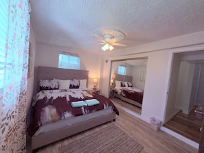 Room - Host Family in Sun Room & Walk to Hard Rock (Miami Gardens)