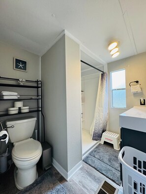 Bathroom - Cozy 2-bedroom house in beautiful Bartow: 20m to Legoland, 1h to Disney & TPA (Bartow)