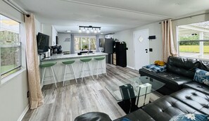 Living area - Cozy 2-bedroom house in beautiful Bartow: 20m to Legoland, 1h to Disney & TPA (Bartow)