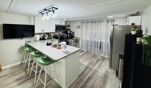 Private kitchen - Cozy 2-bedroom house in beautiful Bartow: 20m to Legoland, 1h to Disney & TPA (Bartow)