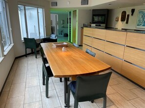 Dining - Modern beauty in Oak Bay, BC, Canada with ocean view and close to beach access (Oak Bay)
