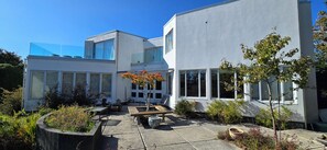 Terrace/patio - Modern beauty in Oak Bay, BC, Canada with ocean view and close to beach access (Oak Bay)