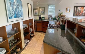 Private kitchen - Modern beauty in Oak Bay, BC, Canada with ocean view and close to beach access (Oak Bay)