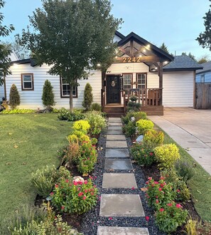 Property grounds - Gorgeous 5-bedroom house with AC in Oklahoma City (Oklahoma City)