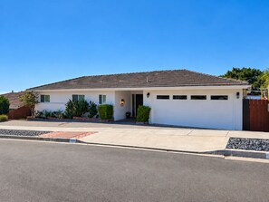 Einbungalow mit Garage, Auffahrt und gepflegtem Vorgarten.