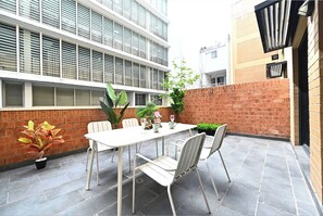 Outdoor dining - Private Terrace 2BR + Free Parking | Walk to UNSW (Kingsford)
