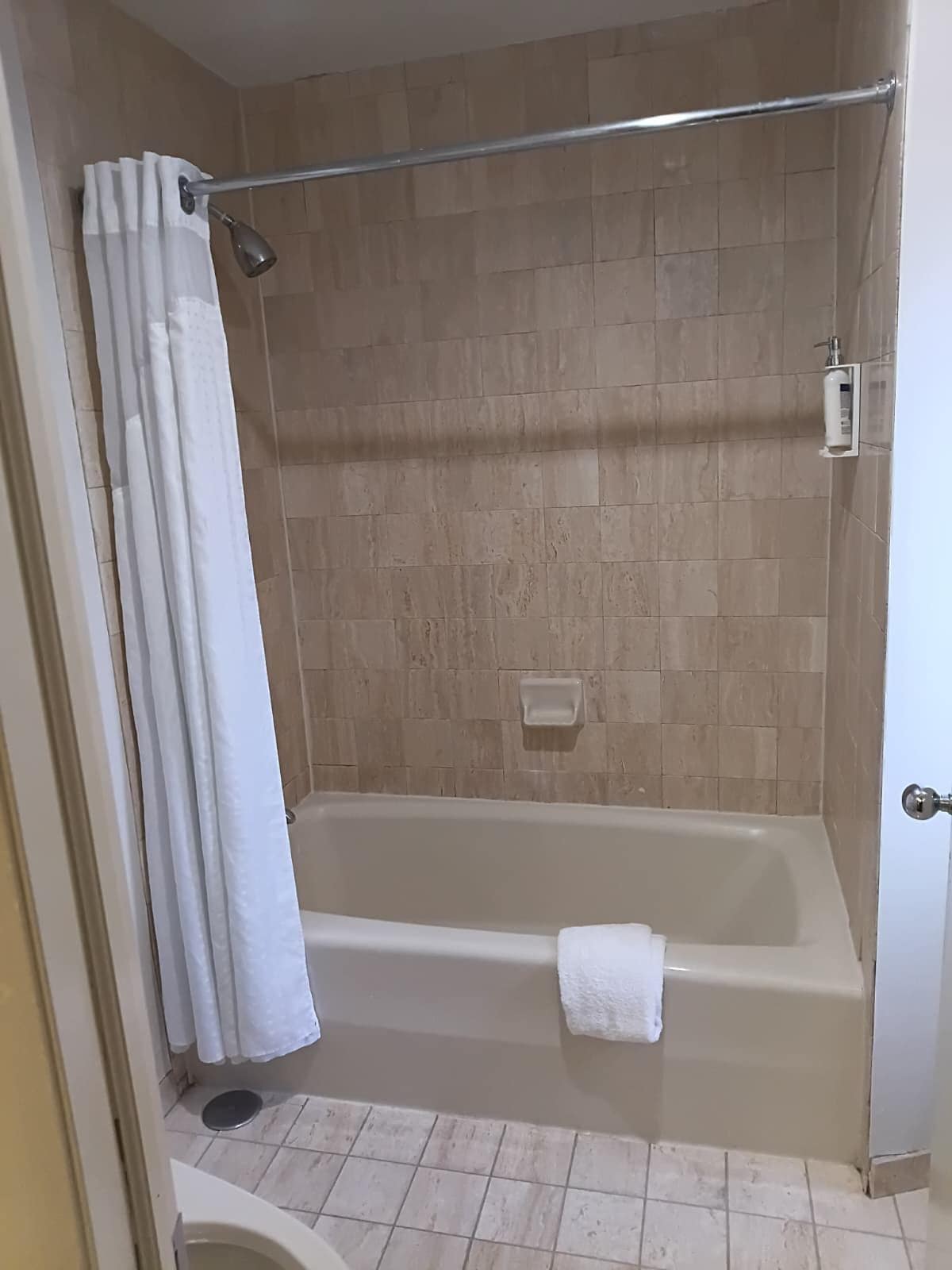Un baño con bañera, ducha y retrete.