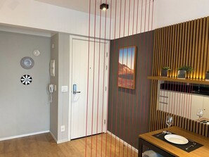 Ein modernes Interieur mit Essbereich, einer Tür und einer Wand mit vertikalen Linien.