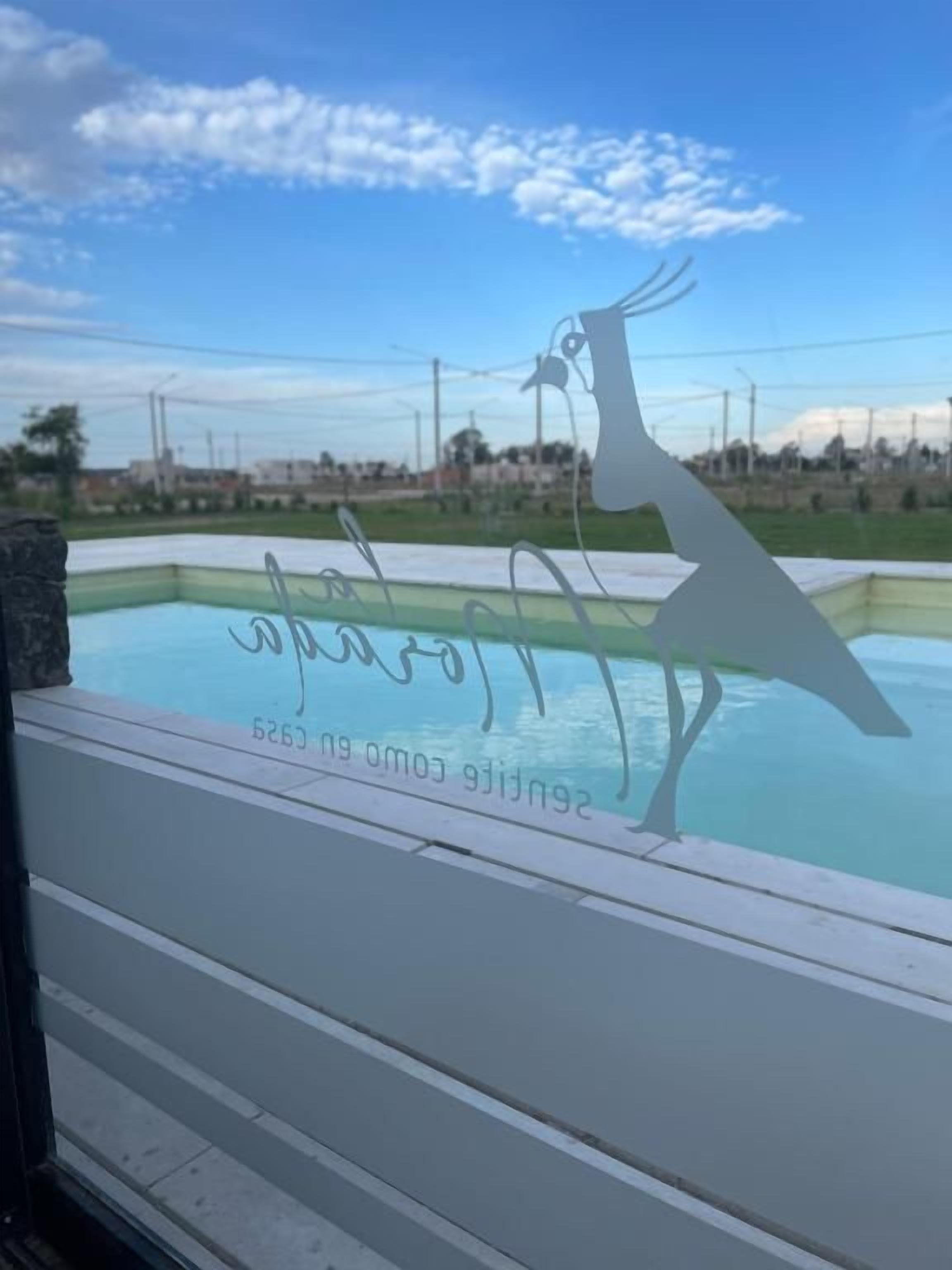 Ein Schwimmbecken mit der Silhouette eines Giraffen und dem Text 'Swimming Pool 6259'.
