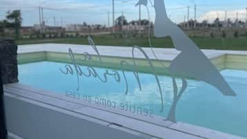 Ein Schwimmbecken mit der Silhouette eines Giraffen und dem Text 'Swimming Pool 6259'.