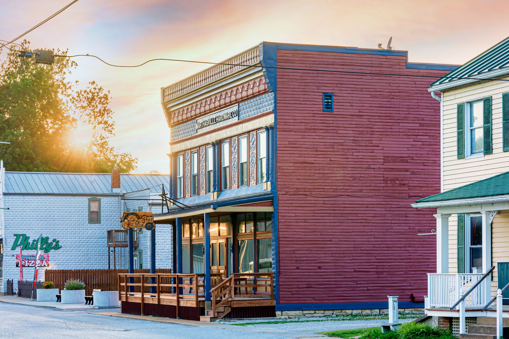 Un bâtiment à deux étages, avec une enseigne indiquant « PHILLIPSVILLE HARDWARE CO. » et une autre enseigne, « PHILLIP’S », au rez-de-chaussée.