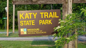 Segnaletica per il Katy Trail State Park, Dipartimento delle Risorse Naturali del Missouri.