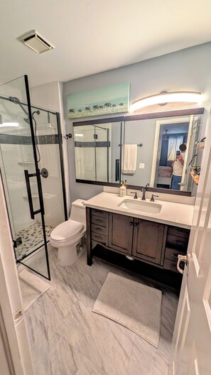 Bathroom - Gated/ 2 Master Bed / 2.5 bath/ Private Screened in Pool-10min from Bonita Beach (Bonita Springs)