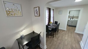 Dining - Private Indy Cozy Getaway- Sleeps 4 - Free Parking (Indianapolis)