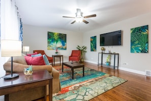 Living area - The Comfy King Ranch - Enjoyable 3-bedroom house with AC in charming Worth! (Worth)