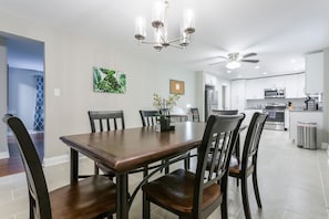 Dining - The Comfy King Ranch - Enjoyable 3-bedroom house with AC in charming Worth! (Worth)