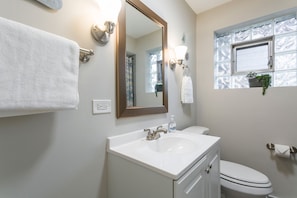 Bathroom - The Comfy King Ranch - Enjoyable 3-bedroom house with AC in charming Worth! (Worth)