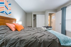 Room - The Comfy King Ranch - Enjoyable 3-bedroom house with AC in charming Worth! (Worth)