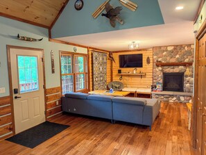 Living area - Walking distance Devils Lake Park & Tumbled Rock - sleeps 10 (Baraboo)
