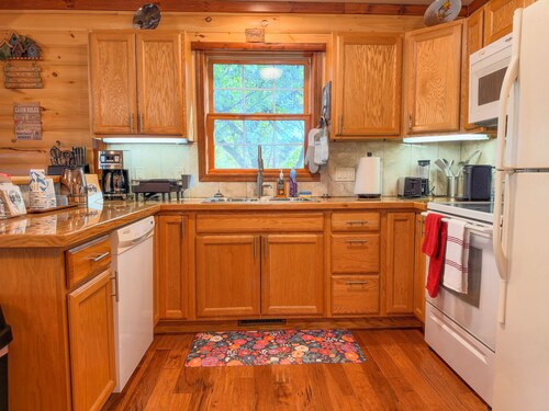 Walking distance Devils Lake Park & Tumbled Rock - sleeps 10