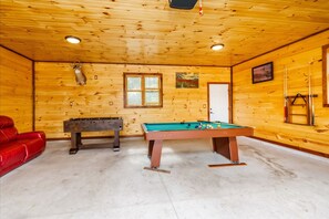Games room - Walking distance Devils Lake Park & Tumbled Rock - sleeps 10 (Baraboo)