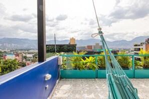 Eine Dachterrasse mit Blick auf Stadt und Berge.