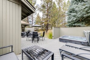 An outdoor patio area with a hot tub, seating, and a grill. - 8 Quelah - Sunriver Escape w/ 10 SHARC Passes, Pool Table, Deck (Sunriver)