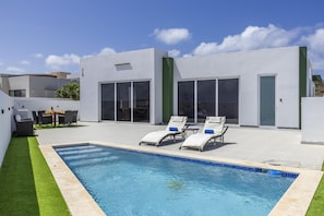 Your private backyard paradise—soak up the sun on comfortable loungers or take a refreshing dip in the crystal-clear pool. - Brand New 3BR Villa | Pool, BBQ & Lighthouse View (Noord)