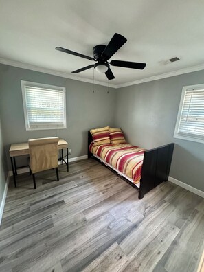Room - Renovated James Island Home Minutes to Downtown & Folly Beach (Charleston)