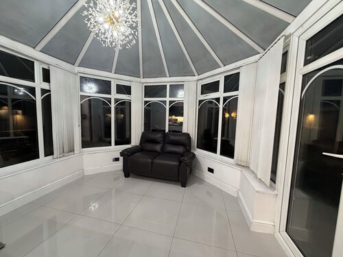 House Sleeps 6 With Free Parking