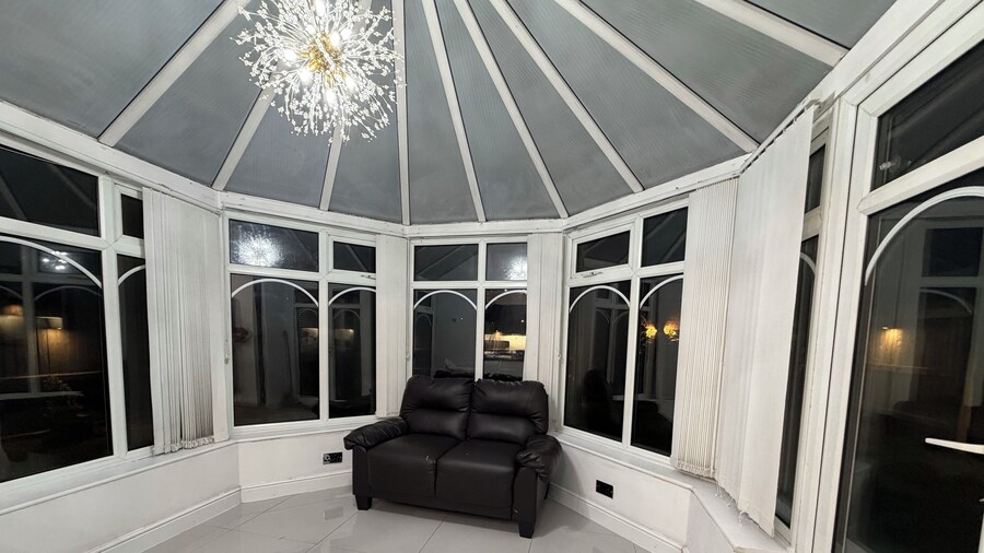 House Sleeps 6 With Free Parking
