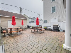 Outdoor dining - Superb 5-Bedroom condo in charming Ocean City (Ocean City)
