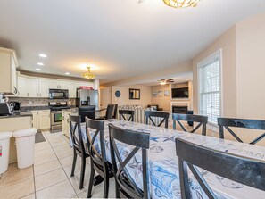 Dining - Superb 5-Bedroom condo in charming Ocean City (Ocean City)