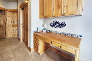 Entry table to collect your treasures. - Luxurious Home Sits Right on the Beach! Pet Friendly! (Waldport)