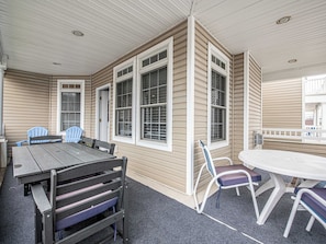 Outdoor dining - Spacious 5-Bedroom condo in lovely Ocean City (Ocean City)