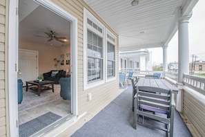 Outdoor dining - Spacious 5-Bedroom condo in lovely Ocean City (Ocean City)