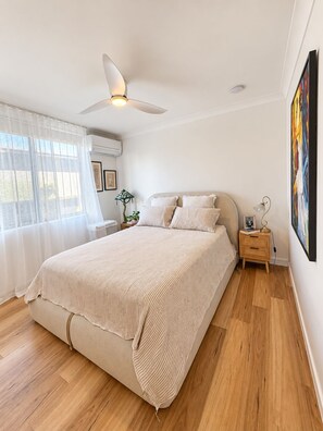 Room - Stay Like a Local in the Heart of Mermaid/Nobby Beach. 
“Sand, Dining & Trams.” (Mermaid Beach)
