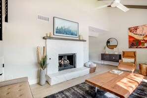 Living area - Cozy Flagstaff Golf Retreat with AC (Flagstaff)