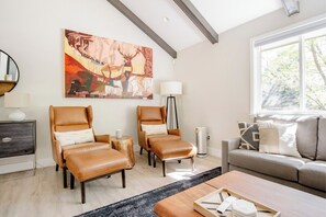 Living area - Cozy Flagstaff Golf Retreat with AC (Flagstaff)