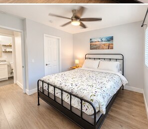 bedroom_photo_3_hostaway - Long Beach Gem - Close To Entertainment, Beaches (Long Beach)