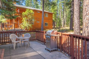 A wooden cabin with a deck, outdoor seating, and a grill. - Little Pinecone Retreat close to Rec Center (Truckee)