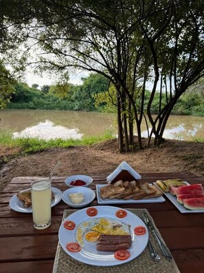 Outdoor dining - Wild Loch Yala  (Yala)