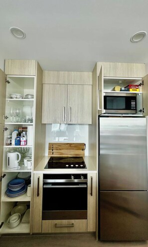 Fully equiped kitchen. - Stunning Seaview+Skytower View 2 Bedroom Apartment (Auckland central)