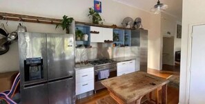 Private kitchen - Artists home above rainforest sleeps 10 with pool (Tamborine Mountain)