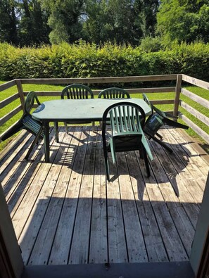Outdoor dining - Vrbo Property (Uxelles)