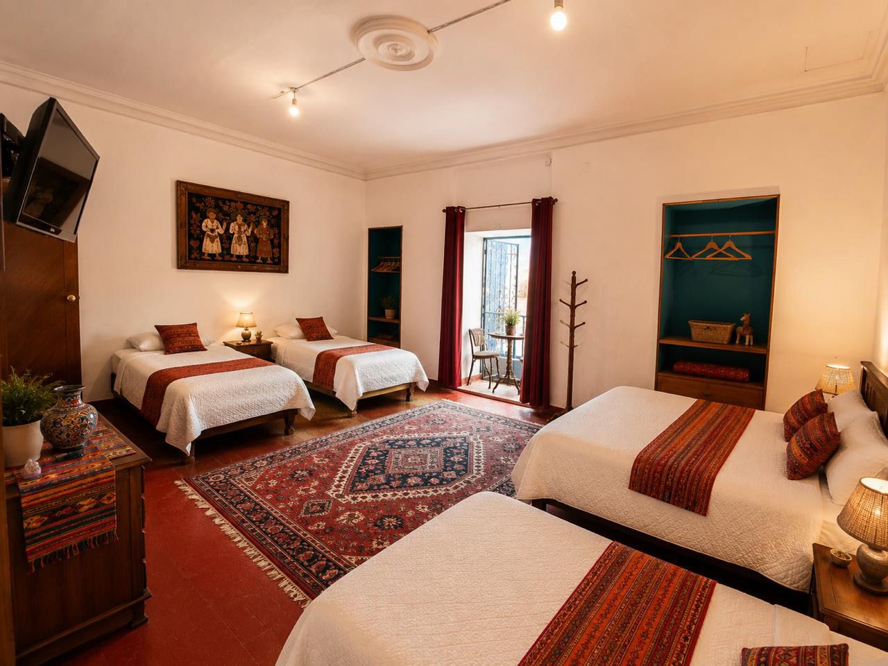 Habitación de hotel con dos camas, un tapete grande, un televisor y un cuadro en la pared.