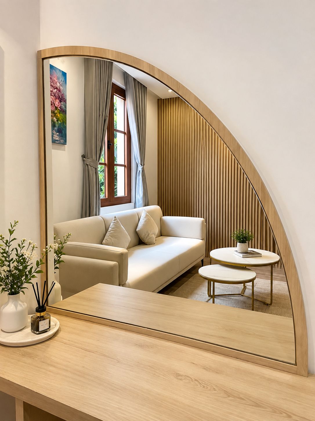 Una sala de estar moderna con un sofá, una mesa de centro y un espejo que refleja la habitación.