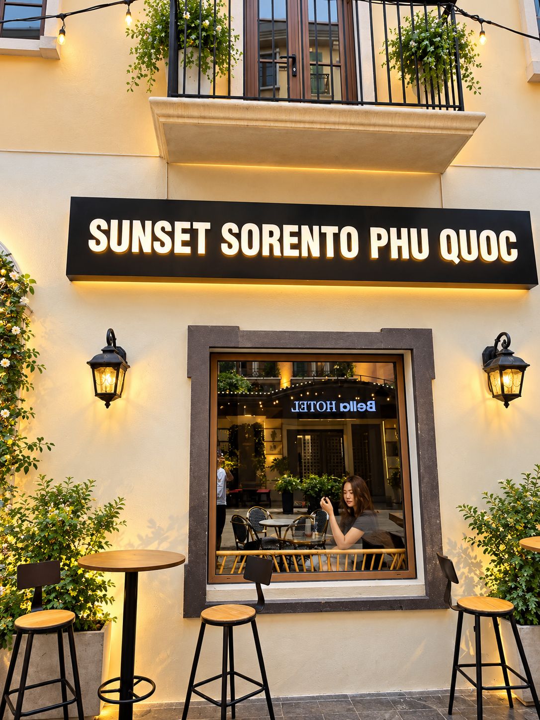L’entrée d’un hôtel avec une enseigne indiquant : « SUNSET SORENTO PHU QUOC ».