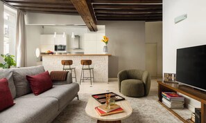 Living area - JUST MOMENTS FROM THE SEINE, NOTRE-DAME CATHEDRAL, HISTORIC CAFÉ – SAINT GERMAIN (Paris)